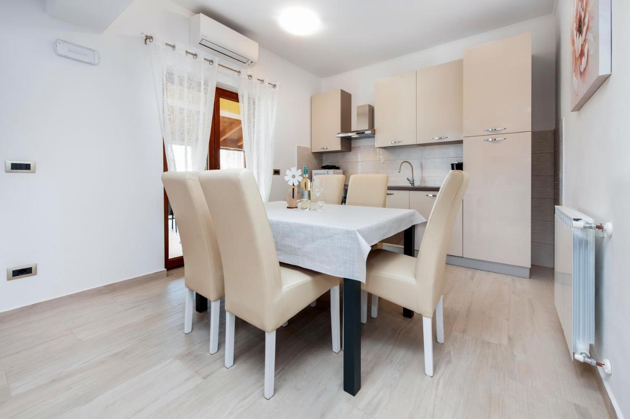Comfort Apartments Karla 로비니 외부 사진