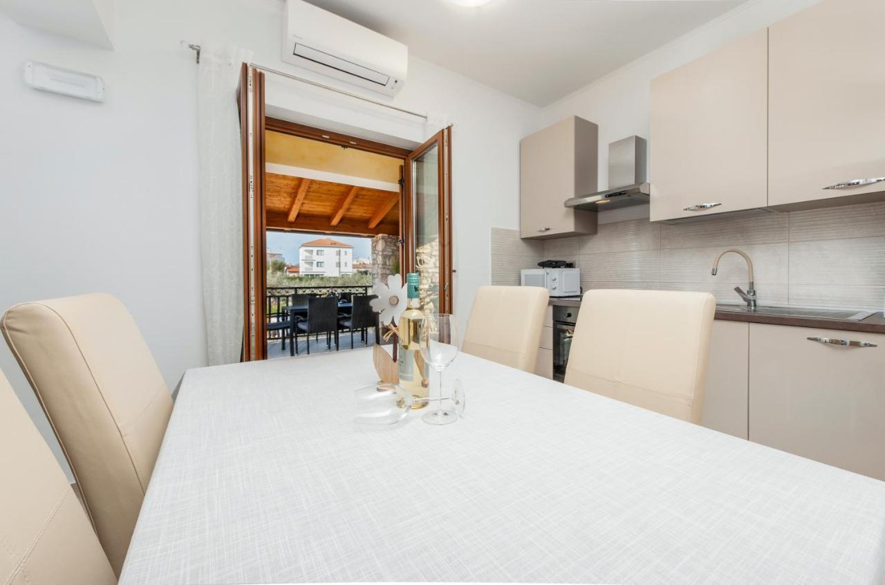 Comfort Apartments Karla 로비니 외부 사진