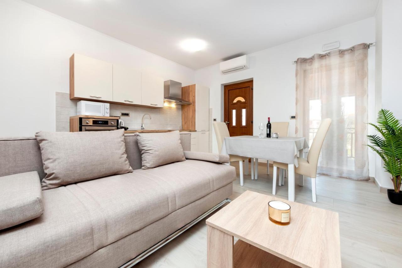 Comfort Apartments Karla 로비니 외부 사진
