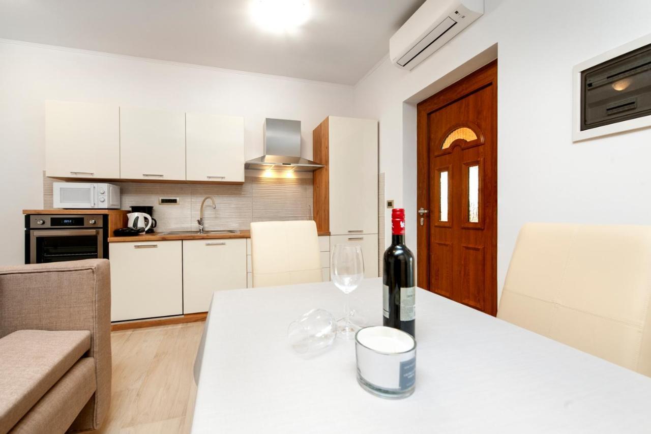 Comfort Apartments Karla 로비니 외부 사진