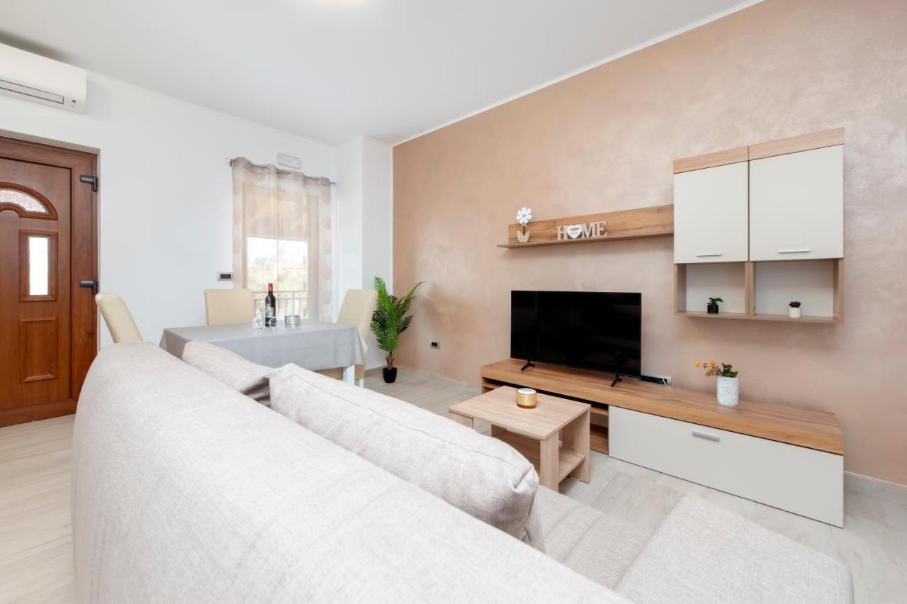 Comfort Apartments Karla 로비니 외부 사진