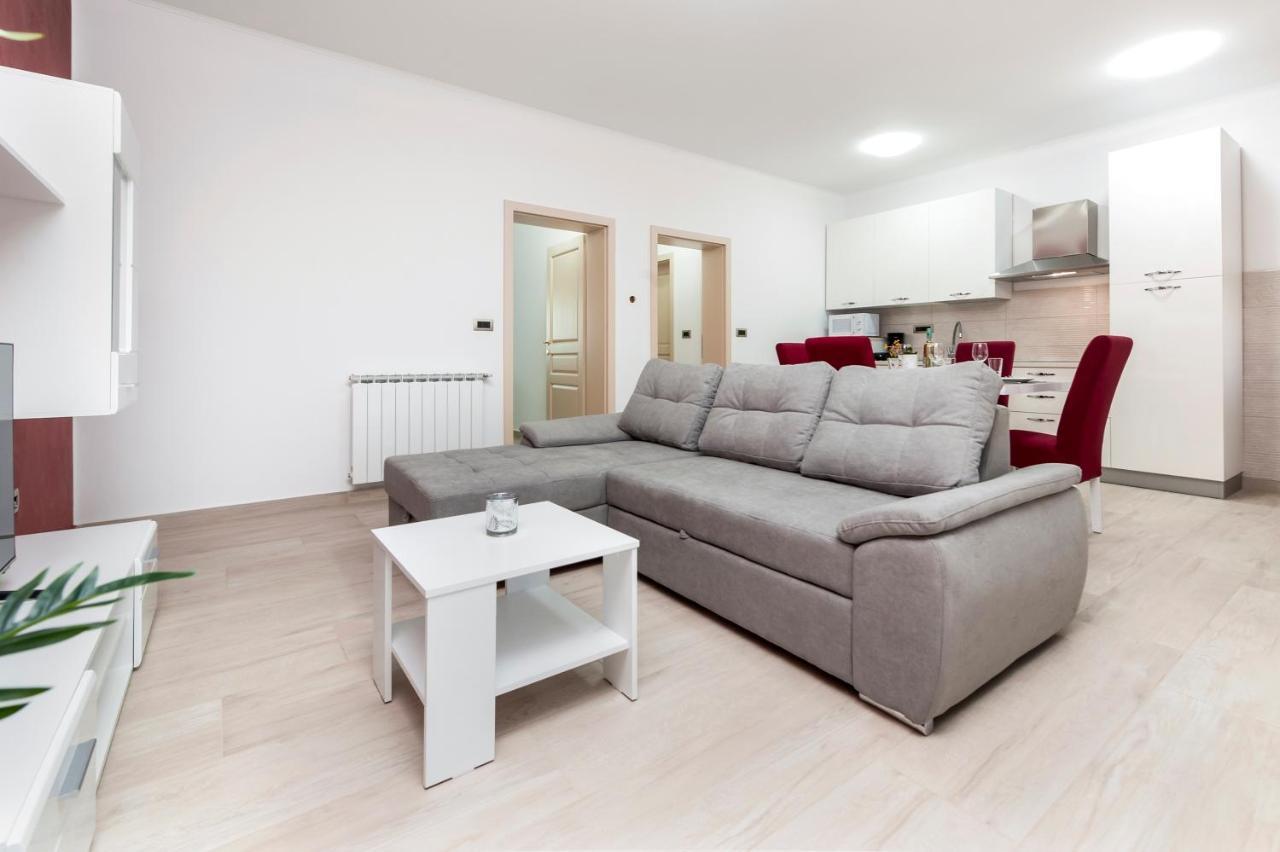 Comfort Apartments Karla 로비니 외부 사진